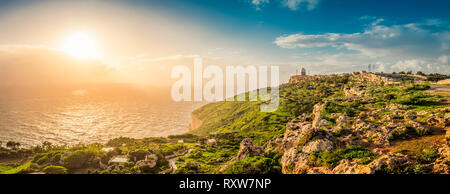 Dingli Cliffs, Malta: Panoramastraße mit einem romantischen Blick über Dingli Cliffs und Luftfahrt Radar bei Sonnenuntergang Stockfoto