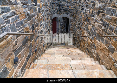 Stein Treppe nach unten Stockfoto