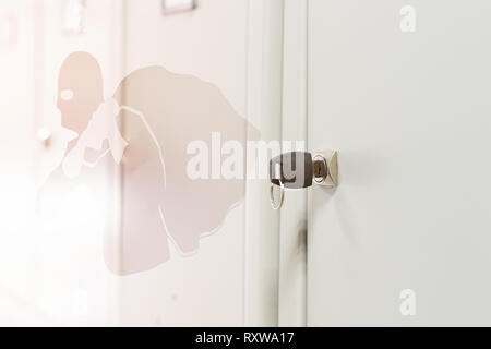 Konzept der Sicherheit. Metallschrank Speicherung von persönlichen Sachen an einem öffentlichen Ort oder in einem öffentlichen Lagerhaus. Flach Dieb Form. close-up. Selektive konzentrieren. kopieren Stockfoto