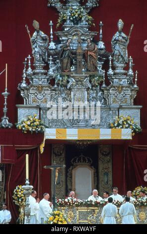 JUAN PABLO II CELEBRANDO UNA MISA. Lage: VISITA JUAN PABLO II. Spanien. Papst Johannes Paul II. KAROL WOJTYLA. Stockfoto