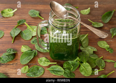 Baby Spinat smoothy in einer Schale Stockfoto