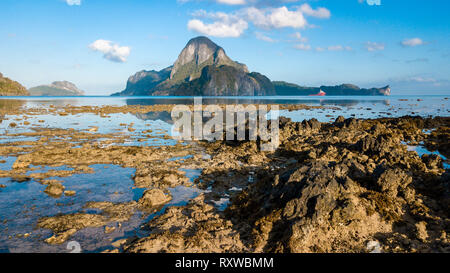 Skyline von cadlao Insel von El Nido Strand in Palawan, Philippinen Stockfoto