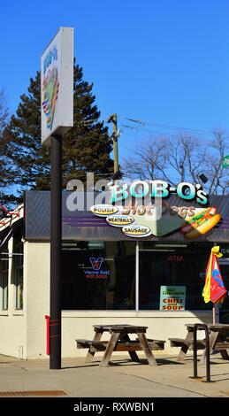 Chicago, Illinois, USA. Ein Hot Dog stand im Nordwesten der Stadt. Die Nachbarschaft hot stand hat historisch eine Heftklammer in Chicago. Stockfoto