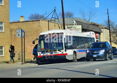 Chicago, Illinois, USA. CTA-Bus hält an der Haltestelle zu Abholung und Passagiere auf der nordwestlichen Seite der Entlastung. Stockfoto