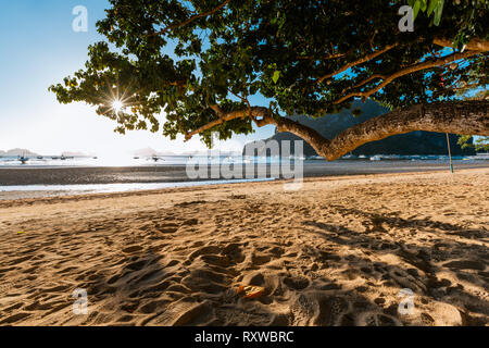 Lokales Boot an der Küste von El Nido Strand in Palawan, Philippinen Stockfoto