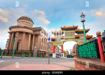 Liverpool, Großbritannien - 16 Mai 2018: Chinatown ist die älteste chinesische Gemeinschaft in Europa, im Süden der Stadt withChinese Bogen auf Nelson Stree entfernt Stockfoto