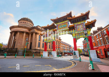 Liverpool, Großbritannien - 16 Mai 2018: Chinatown ist die älteste chinesische Gemeinschaft in Europa, im Süden der Stadt withChinese Bogen auf Nelson Stree entfernt Stockfoto