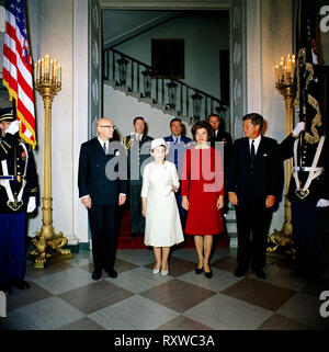 Mittagessen zu Ehren von Urho Kekkonen, Präsident von Finnland. Vordere Reihe (L-R): Präsident Kekkonen; Sylvi Kekkonen, Ehefrau von Präsident Kekkonen; First Lady Jacqueline Kennedy, Präsident John F. Kennedy. Zweite Reihe (L-R): militärische Berater des Präsidenten Allgemeine Chester V. Clifton; Air Force Berater des Präsidenten Brigadier General Godfrey T. McHugh; Naval Berater des Präsidenten Kapitän Tazewell Shepard, Jr. Grand Staircase, Eingangshalle, White House, Washington, D.C., Oktober 1961 Stockfoto