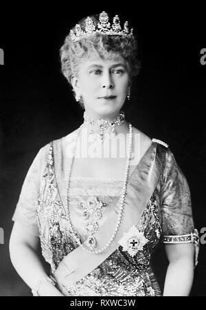 Queen Mary Tiara und Kleid trägt ein Halsband Halskette und eine Perlenkette - Maria von Teck war die Königin des Vereinigten Königreichs und Kaiserin von Indien als die Frau von George V. vor seinem Beitritt, sie wurde sukzessive Herzogin von York, Herzogin von Cornwall und der Prinzessin von Wales. Stockfoto