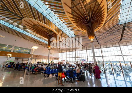 Puerto Princesa, Palawan - Feb 25, 2019: Passagiere ihren Flug Verpflegung im Internationalen Flughafen Puerto Princesa, Palawan, Philippinen Stockfoto