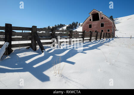 Scheune und Corral, Wallowa County, Oregon. Stockfoto