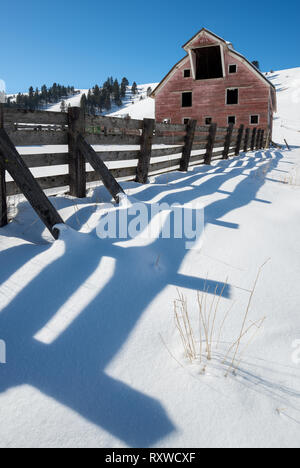 Scheune und Corral, Wallowa County, Oregon. Stockfoto