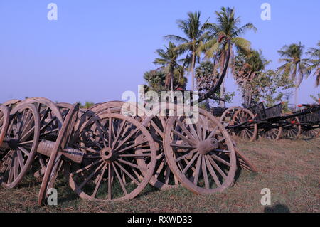 Alte Ochsenkarren Friedhof & Zucker Palmen während der trockenen Jahreszeit, Kampong Thom Provinz, Kambodscha. © kraig Lieb Stockfoto