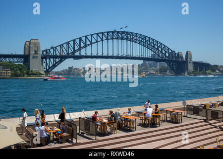 Blick auf die Harbour Bridge von der Oper House, Circular Quay, Sydney Stockfoto