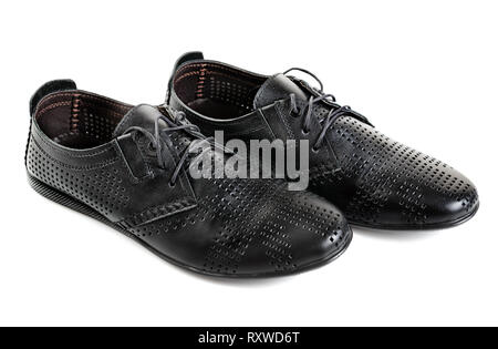 Paar schwarze Schuhe classic lässig mit Bohrungen auf weißem Hintergrund Stockfoto