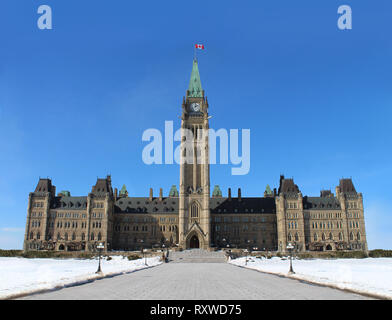 Parlament von Kanada in der kanadischen Hauptstadt Ottawa Ontario als historisches Gebäude mit einer Vorderansicht des Peace Tower. Stockfoto