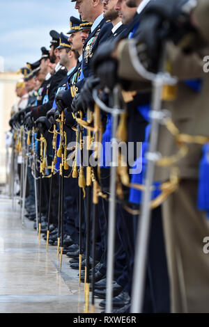 Rom, Italien, 16. Oktober 2018: Soldaten aus nationalen Italiens Ehrengarde bei einer militärischen Zeremonie am Altar des Vaterlandes in Rom. Stockfoto