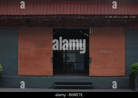 Vorderansicht des Grunge schließen Verschlussklappe oder Rolltor im Vintage Lager Stockfoto
