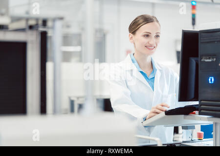Techniker, die Fertigung in der Elektronik Werk Stockfoto