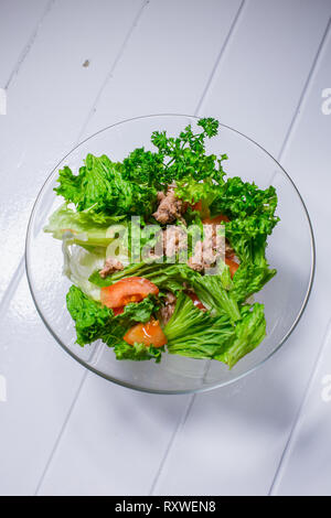 Salat mit Fleisch, Huhn, Salat, Dill, Tomaten auf weißem Holz Hintergrund. Für das Menü Restaurant Bar Cafe Stockfoto