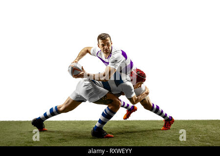 Die Silhouette von zwei kaukasischen Rugby männliche Spieler auf weißem Hintergrund. Studio shot von Fit Männer in Bewegung oder Bewegung mit Ball. Springen und action concept. Eine unglaubliche Belastung aller Kräfte. Stockfoto