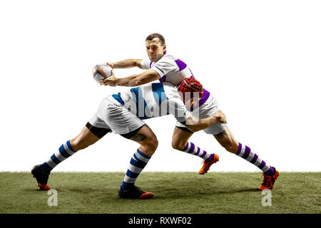 Die Silhouette von zwei kaukasischen Rugby männliche Spieler auf weißem Hintergrund. Studio shot von Fit Männer in Bewegung oder Bewegung mit Ball. Springen und action concept. Eine unglaubliche Belastung aller Kräfte. Stockfoto