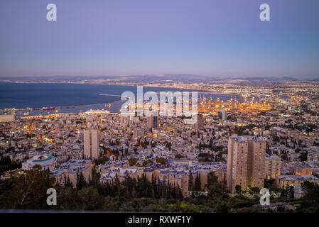 Stadtbild von Haifa, Israel in der Nacht Stockfoto