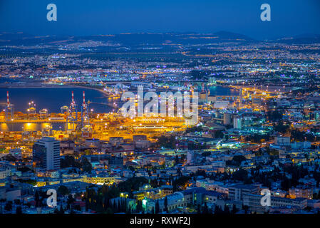 Stadtbild von Haifa, Israel in der Nacht Stockfoto