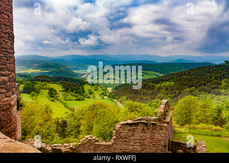 Fantastische Aussicht auf das Werratal und das hessische Mittelgebirge aus der süd-westlichen Seite der Burg Hanstein, eine Burgruine in Mitteldeutschland... Stockfoto