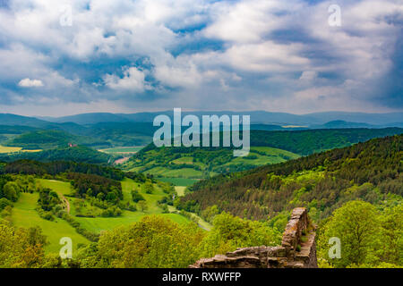 Die berühmten Ruinen von Hanstein Burg in Mitteldeutschland ist mit Blick auf das Werratal von schönen Wäldern umgeben. Auf der linken Seite... Stockfoto