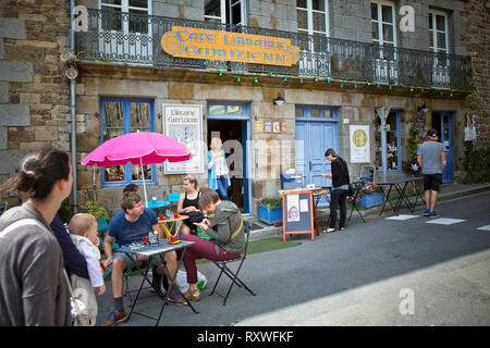 Becherel (Bretagne, Frankreich). Touristen und Wanderer in den Straßen des Dorfes zertifizierte 'Petite Cite de Caractere" (kleine Stadt char Stockfoto