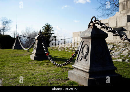 Niedrig hängende Kette Zaun um ein Russland Zar Alexander militärischen Denkmal in Plovdiv, Bulgarien Stockfoto