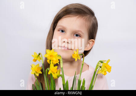 Mädchen mit gelben Narzissen Stockfoto