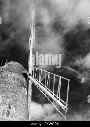 Ein IR-Bild von Medmerry Mühle Windmühle bei Selsey, West Sussex, England. Stockfoto