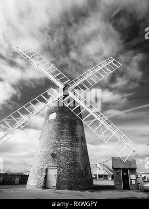 Ein IR-Bild von Medmerry Mühle Windmühle bei Selsey, West Sussex, England. Stockfoto