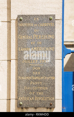 Editorial: PARIS, ILE DE FRANCE, Frankreich, August 04, 2018 - Gedenktafel in Erinnerung an die Ankunft von General Pershing am Eingang des Picpus cemeter Stockfoto