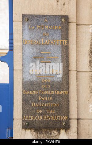 Editorial: PARIS, ILE DE FRANCE, Frankreich, August 04, 2018 - Gedenktafel in Erinnerung an General Lafayette am Eingang des Picpus cemetery Stockfoto