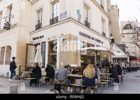 Menschen chatten Im Shakespeare und Company Café in Paris, Frankreich. Stockfoto