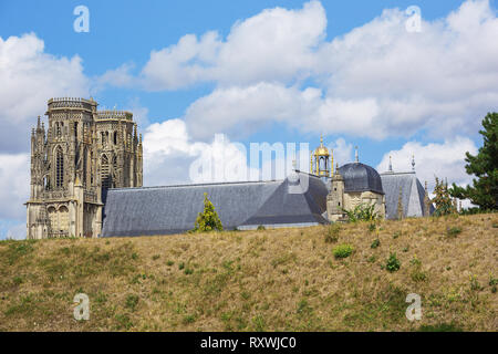 Blick auf die Kathedrale von Toul aus hinter die Stadtmauern Stockfoto