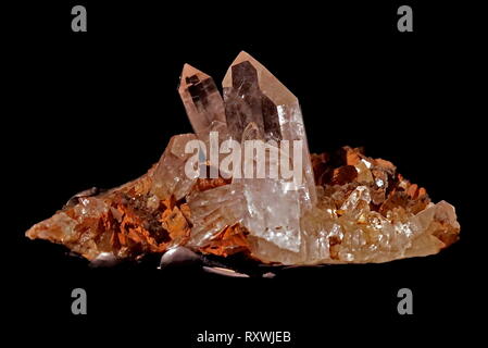 Quarz ist ein Mineral aus Silizium und Sauerstoff Atome in einem kontinuierlichen Rahmen der SiO4-Tetraeder, mit Sauerstoff Sauerstoff zwischen zwei tetraeder geteilt werden, woraus sich eine chemische Formel SiO2. Quarz ist der zweithäufigste reichlich vorhandene Mineral in kontinentaler Kruste der Erde, hinter Feldspat Stockfoto