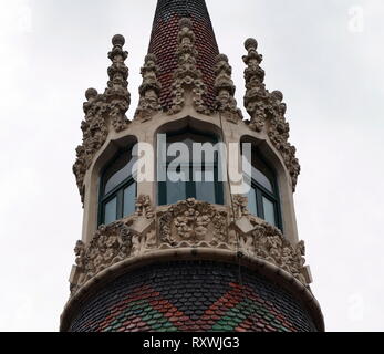 Externe Detail aus der Casa de les Punxes, entworfen von der modernistischen Architekten Josep Puig i Cadafalch. In der Eixample Gegend erbaut im Jahre 1905. Bartomeu Terradas Brutau beauftragte Josep Puig i Cadafalch ein Haus für jedes seiner drei Schwestern, Design, Angela, Josefa und Rosa. Das Ergebnis war ein Gebäude erinnert an alte mittelalterliche Burgen. Stockfoto