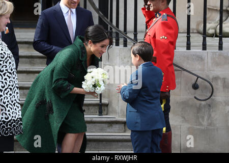 Herzogin von Sussex erhält einen Blumenstrauß, als sie und ihr Mann, der Herzog von Sussex, Kanada verlassen Haus in London nach einem Commonwealth Tag Jugend Ereignis feiert die vielfältigen Gemeinschaft junger Kanadier Leben in London und in Großbritannien. Stockfoto