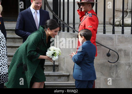 Herzogin von Sussex erhält einen Blumenstrauß, als sie und ihr Mann, der Herzog von Sussex, Kanada verlassen Haus in London nach einem Commonwealth Tag Jugend Ereignis feiert die vielfältigen Gemeinschaft junger Kanadier Leben in London und in Großbritannien. Stockfoto