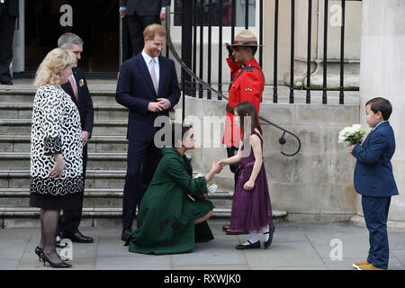 Herzogin von Sussex erhält einen Blumenstrauß, als sie und ihr Mann, der Herzog von Sussex, Kanada verlassen Haus in London nach einem Commonwealth Tag Jugend Ereignis feiert die vielfältigen Gemeinschaft junger Kanadier Leben in London und in Großbritannien. Stockfoto