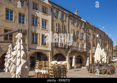 Gemütliche Terrassen auf dem Place Saint Louis einen mittelalterlichen Platz in Metz Stockfoto