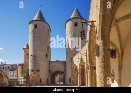 Blick in de Porte Des Allemands einen Teil der mittelalterlichen Befestigungsanlagen von Metz. Stockfoto