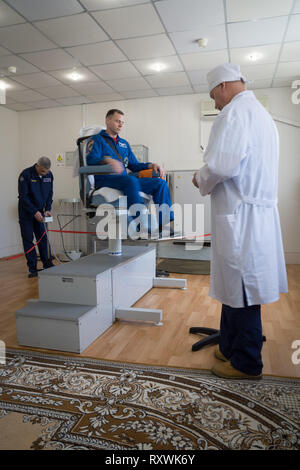 Internationale Raumstation ISS Expedition 59 Crew Mitglied Nick Haag reitet den rotierenden Vorsitz seine vestibuläre System auf dem Kosmodrom Baikonur März 7, 2019 in Baikonur, Kasachstan. Expedition 59 Besatzung: Christina Koch der NASA, Alexey Ovchinin von Roskosmos, und Nick Haag der NASA startet 14. März an Bord der Sojus MS-12 Raumfahrzeug für eine sechs-und-ein-halb Monat Mission auf der Internationalen Raumstation. Stockfoto