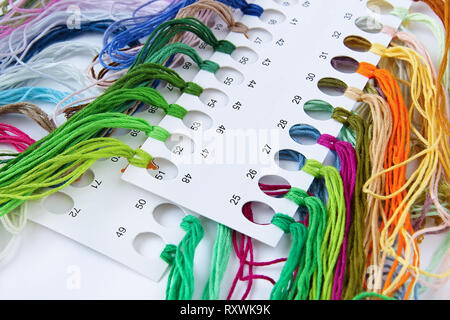 Numbered samples colored threads on pallets Stockfoto