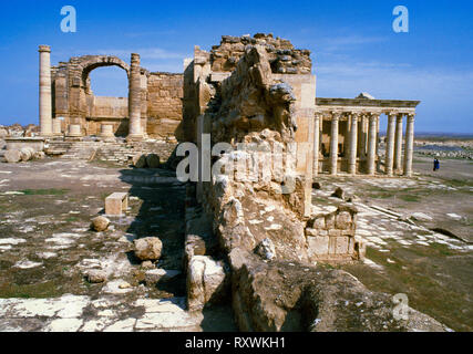 Gegensätzliche Baustile in der zentralen heiligen Gehäuse (Temenos) der Karawane Stadt von Hatra (al-hadr), Irak: Hellenistischen (R), Iranische (L). Stockfoto