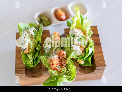 Lachs salat Tacos groumet Set mexikanisches Essen Stockfoto